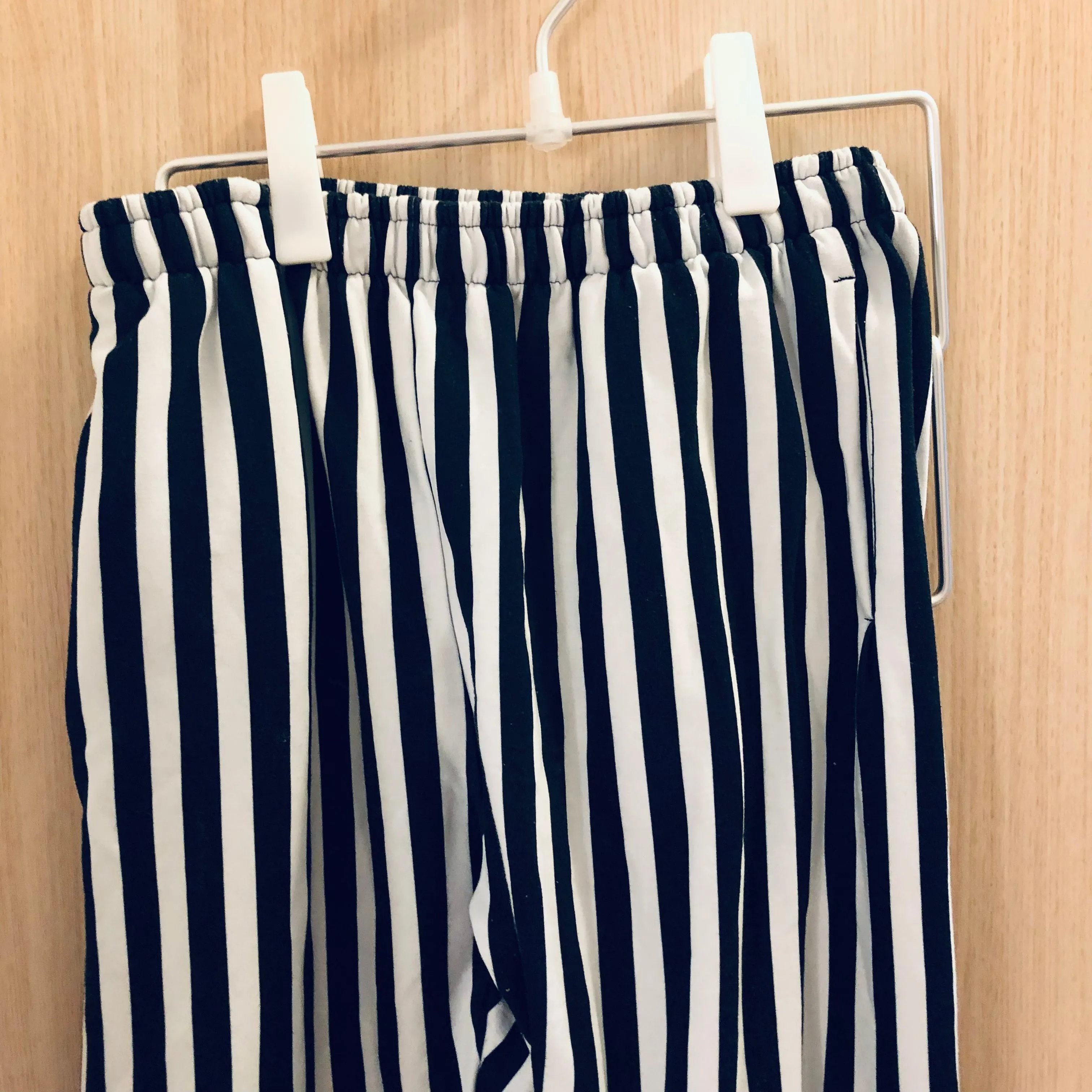 Black White Striped Men's Joggers, Modern Casual Stripe Print Sweatpants- Made in EU