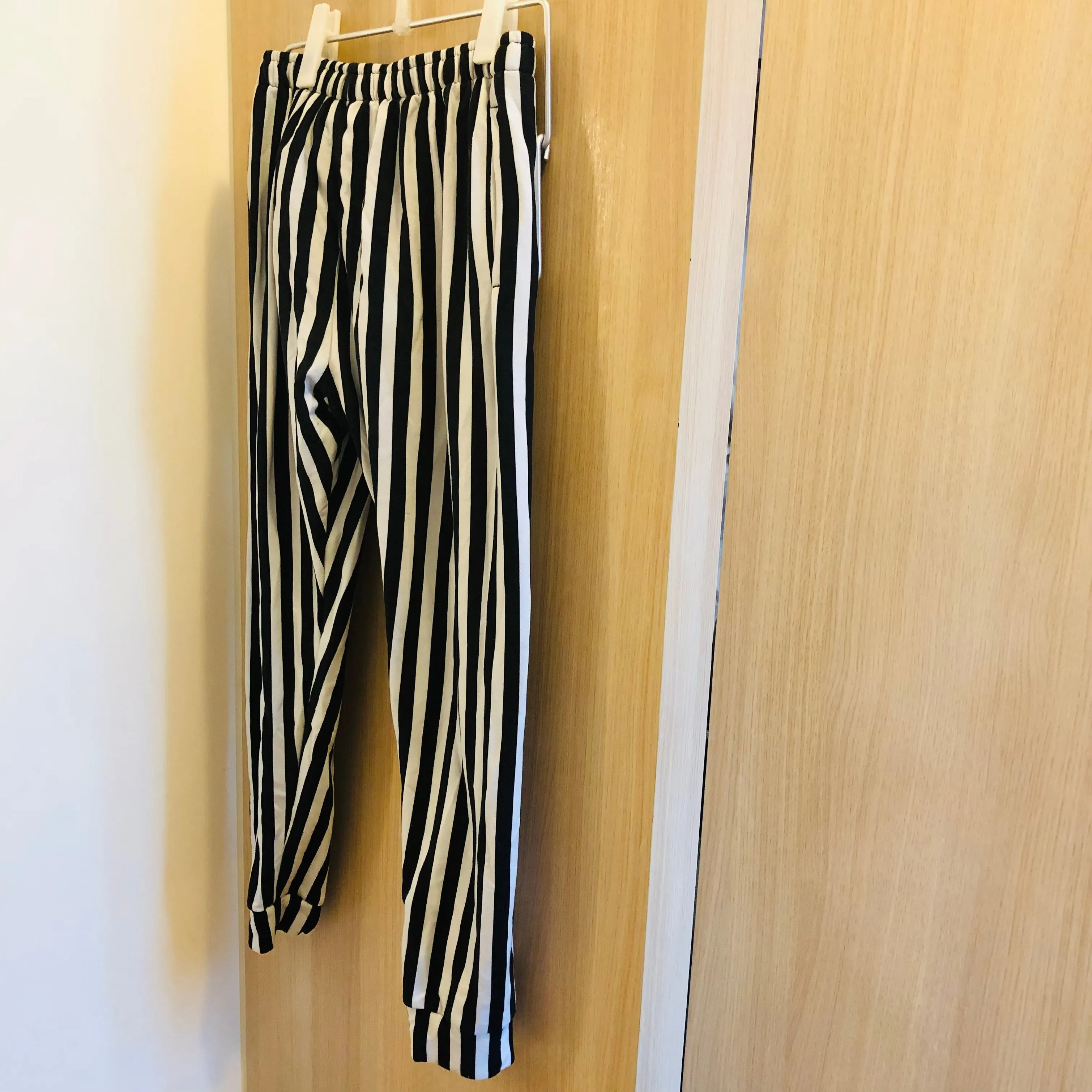 Black White Striped Men's Joggers, Modern Casual Stripe Print Sweatpants- Made in EU