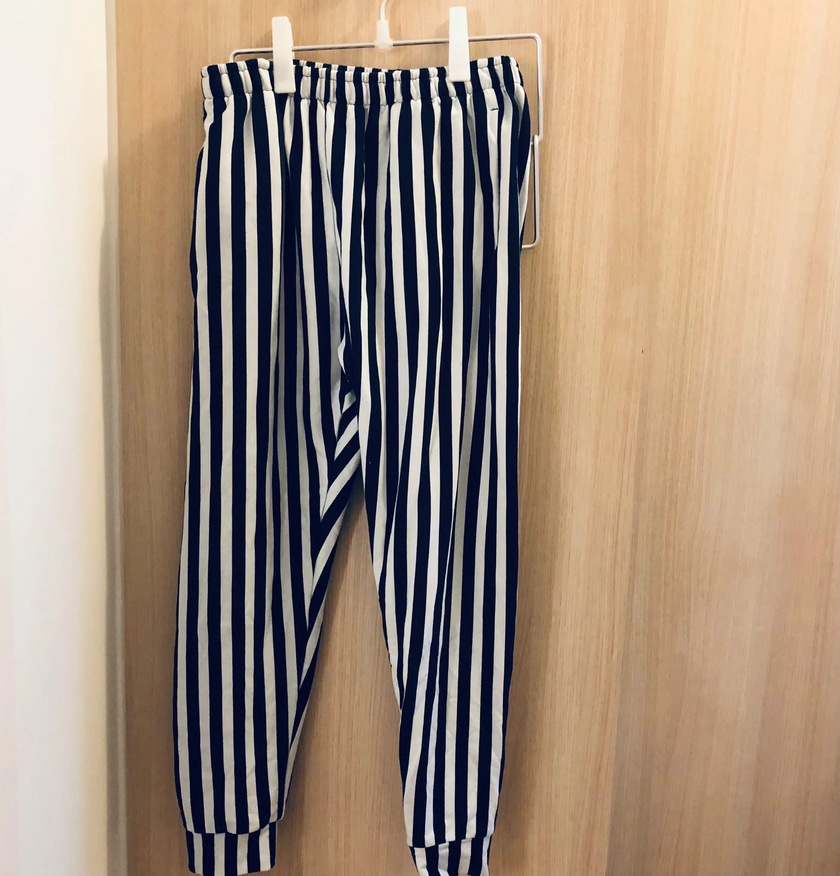 Black White Striped Men's Joggers, Modern Casual Stripe Print Sweatpants- Made in EU