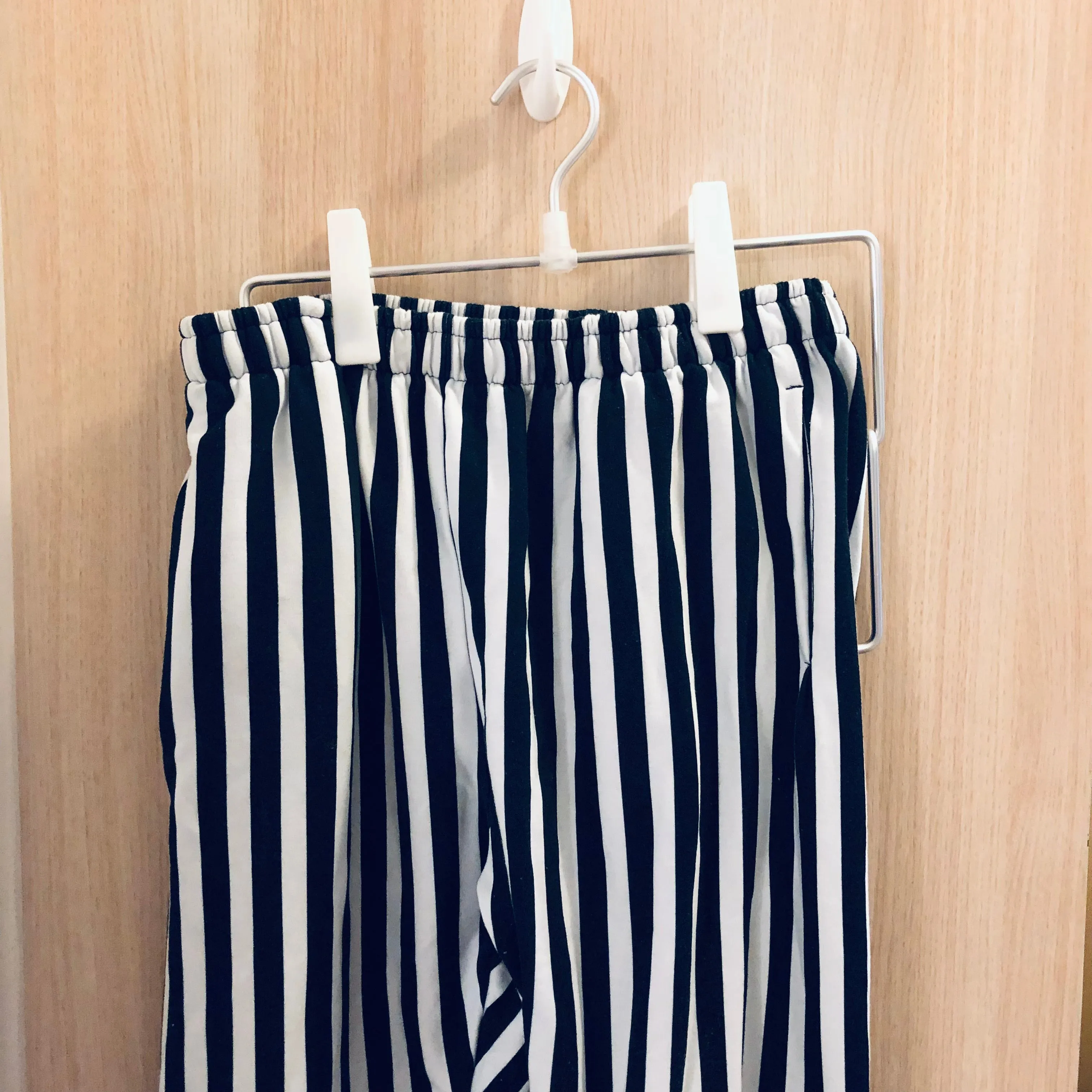 Black White Striped Men's Joggers, Modern Casual Stripe Print Sweatpants- Made in EU