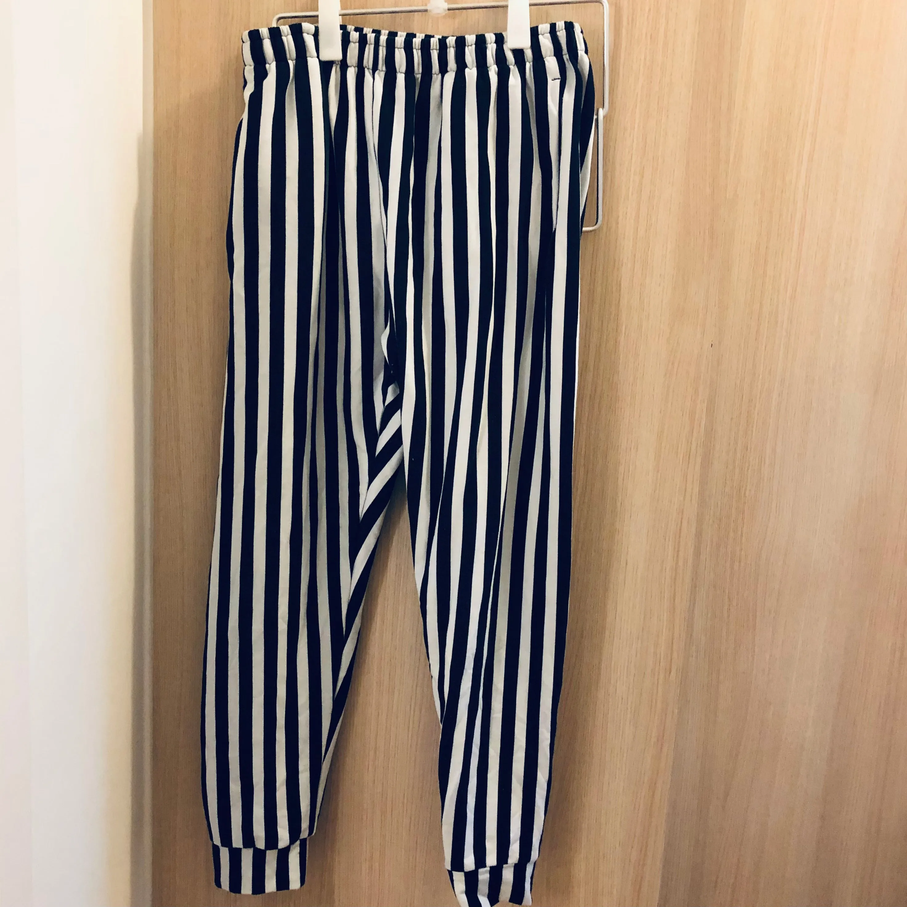 Black White Striped Men's Joggers, Modern Casual Stripe Print Sweatpants- Made in EU