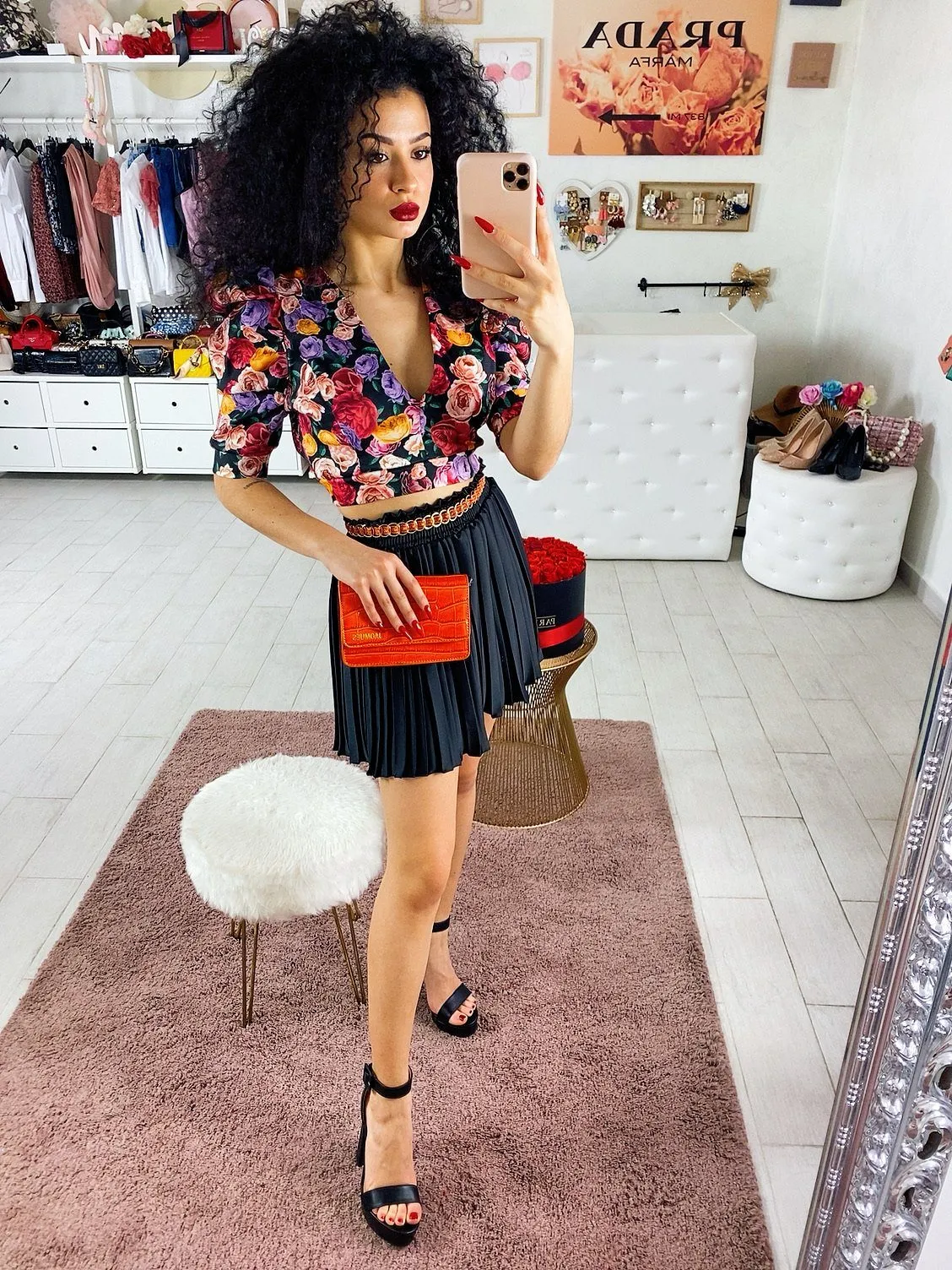 Top con fiori e schiena aperta