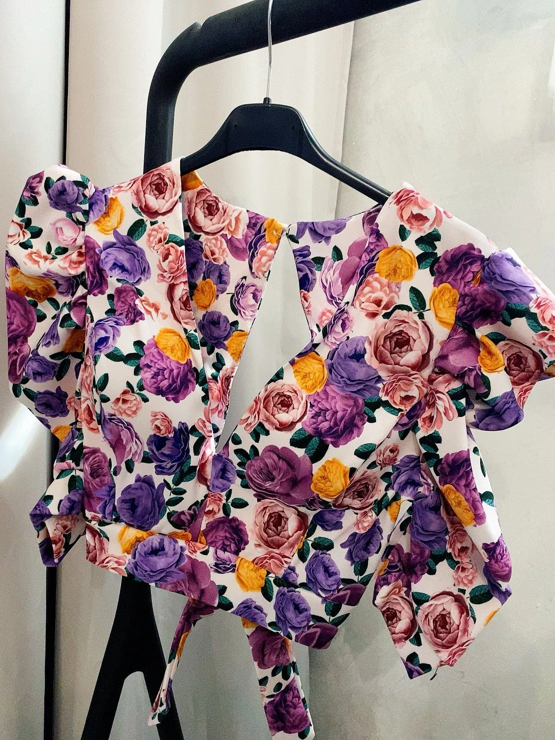 Top con fiori e schiena aperta