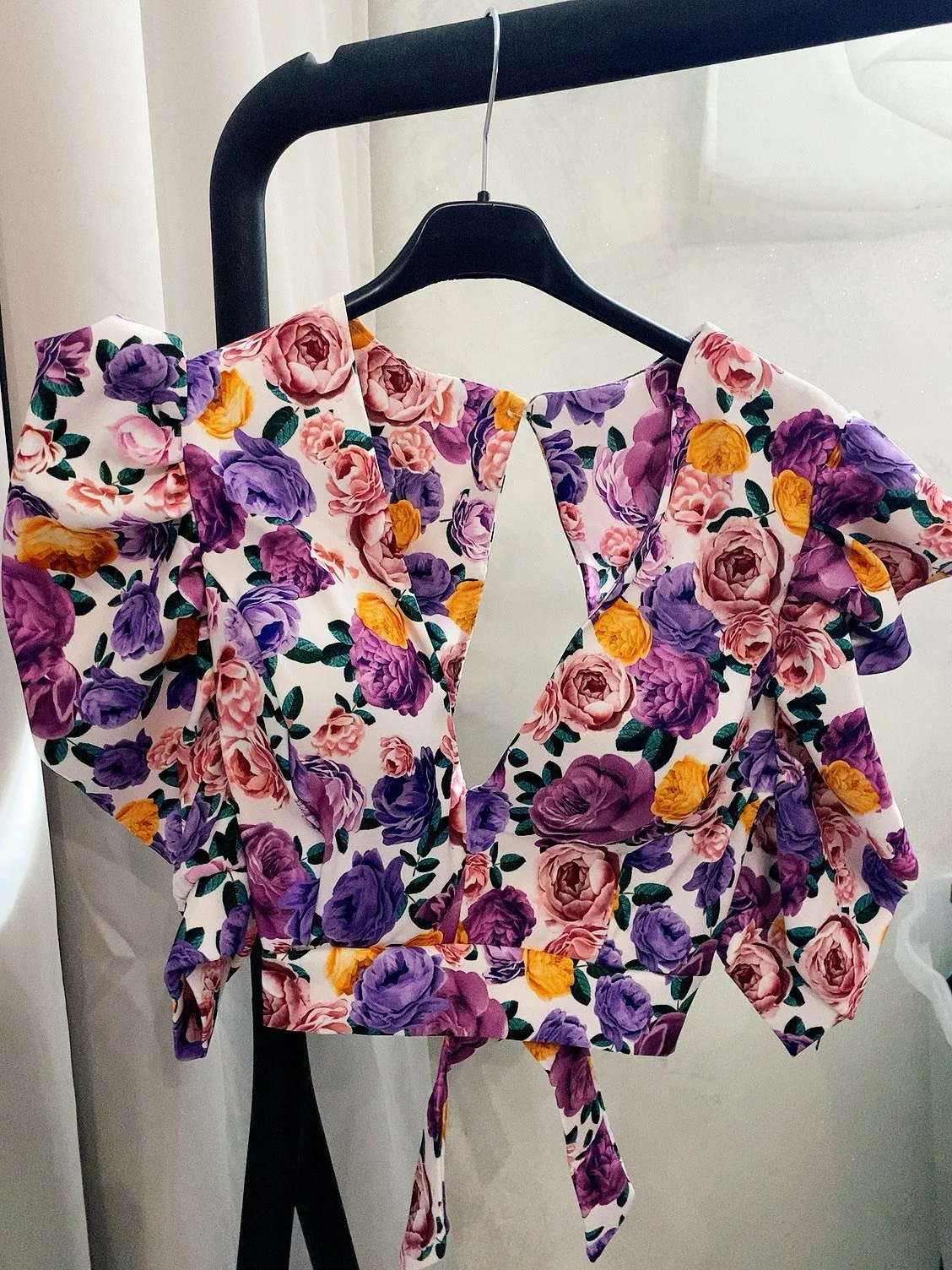 Top con fiori e schiena aperta